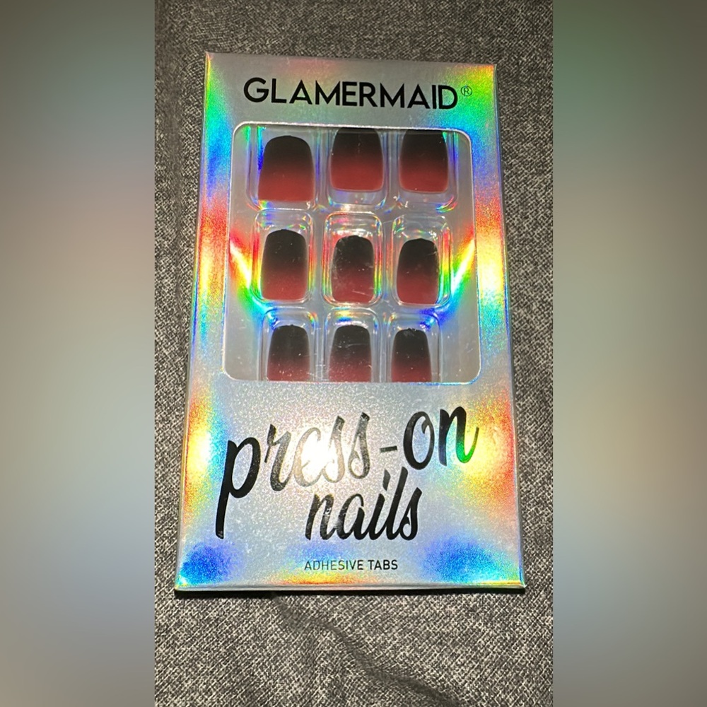 Glamermaid Press On Nails. Medium length 
Black and Red